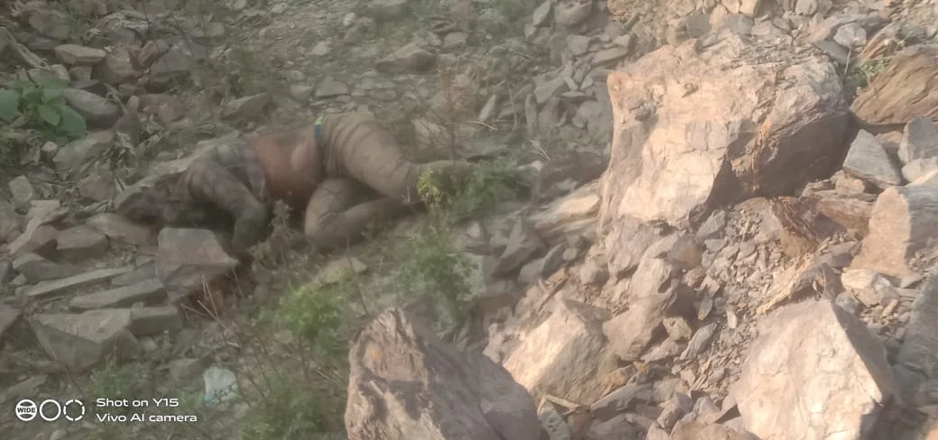 SINGRAULI - झाड़ियों में मिला युवक का शव, हत्या की आशंका