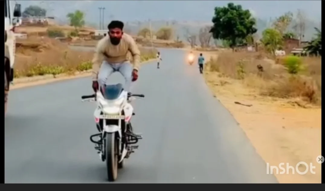 दिखा रहा था सोशल मीडिया पर स्टंट, पुलिस ने पकड़ा तो मांगने लगा माफी, देखे वीडियो 