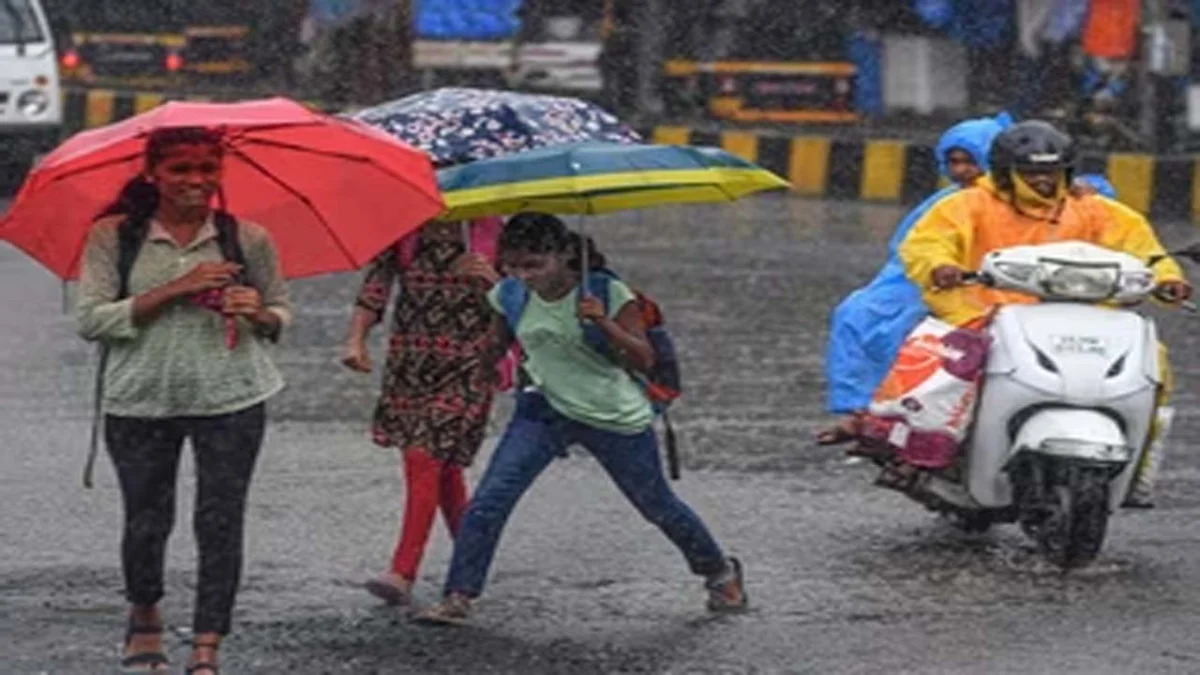 अगले चार दिनों तक देश के उत्तरी और पूर्वी हिस्सों में मूसलाधार बारिश की संभावना