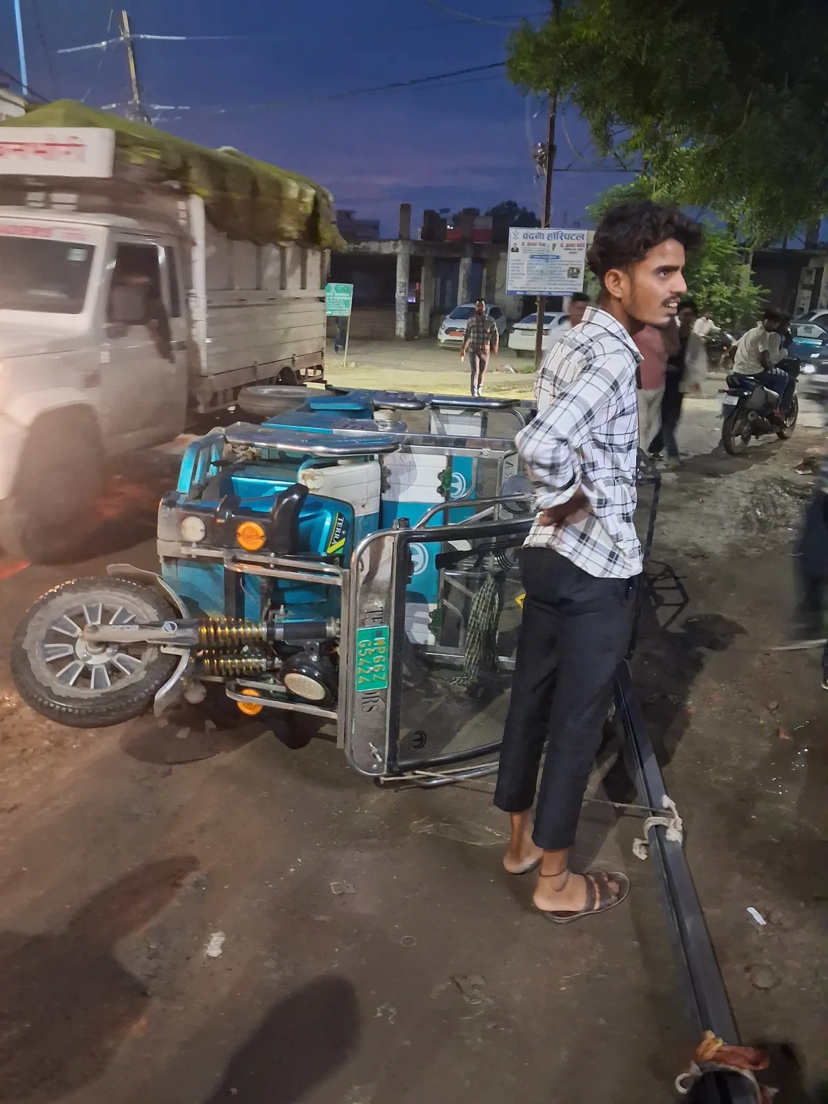 नगर निगम के खराब सड़कों कारण हो रहे हादसे, पलट रहे हैं वाहन, देखे वीडियो
