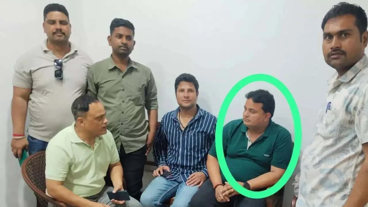 तहसील का बाबू 15 हजार की रिश्वत लेते रंगे हाथों पकड़ाया
