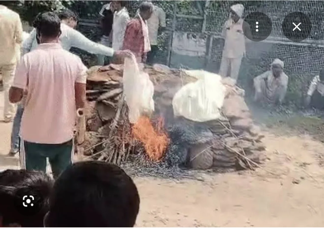 सरकारी स्कूल परिसर में युवक का किया अंतिम संस्कार